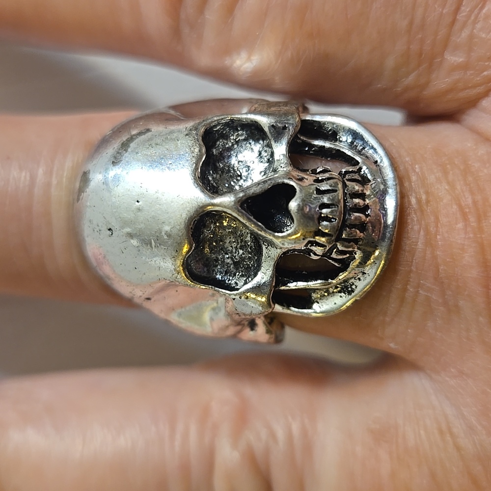 Vintage Silvertone Skull Ring - Picture 2 of 6